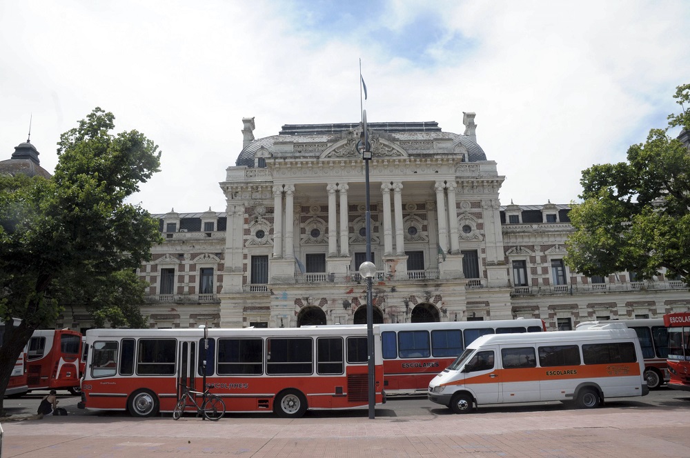 Transportistas escolares movilizaron a La Plata, sitiaron el centro y pidieron ver a Vidal