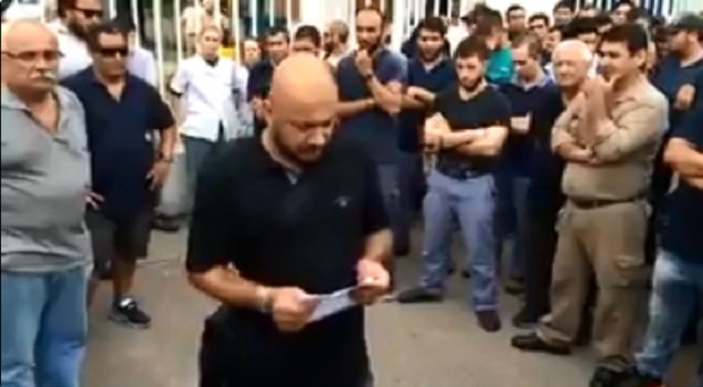 El llanto de un trabajador al anunciar los despidos en Fabricaciones Militares