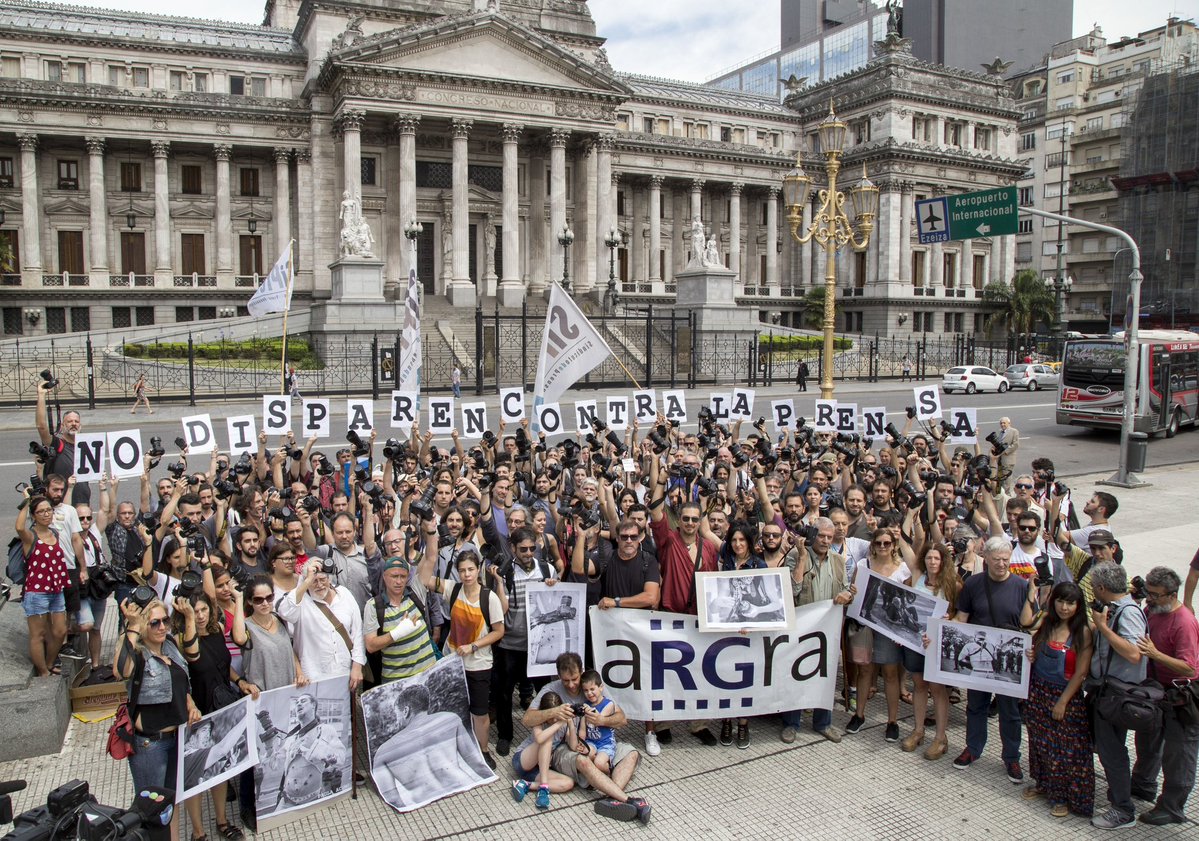 «Camarazo» frente al Congreso: «No disparen contra la prensa»