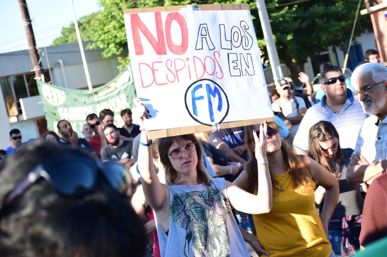 Asamblea en Fabricaciones Militares por Despidos