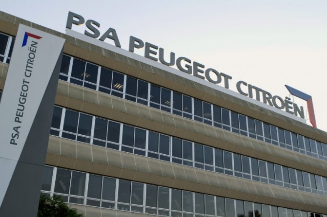 Ocupan planta de Peugeot por despidos