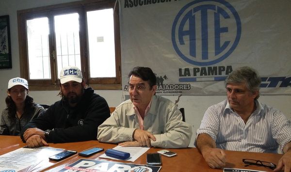 Paro y escrache de los estatales pampeanos a los senadores que votaron la reforma previsional