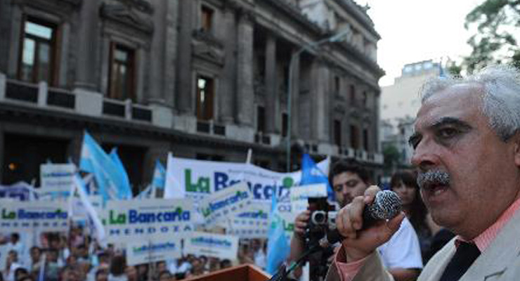 Bancarios denunciaron que los empujan a parar para evitar una corrida bancaria