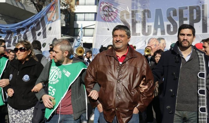 Empleados de Anses juntan firmas contra la Reforma Previsional