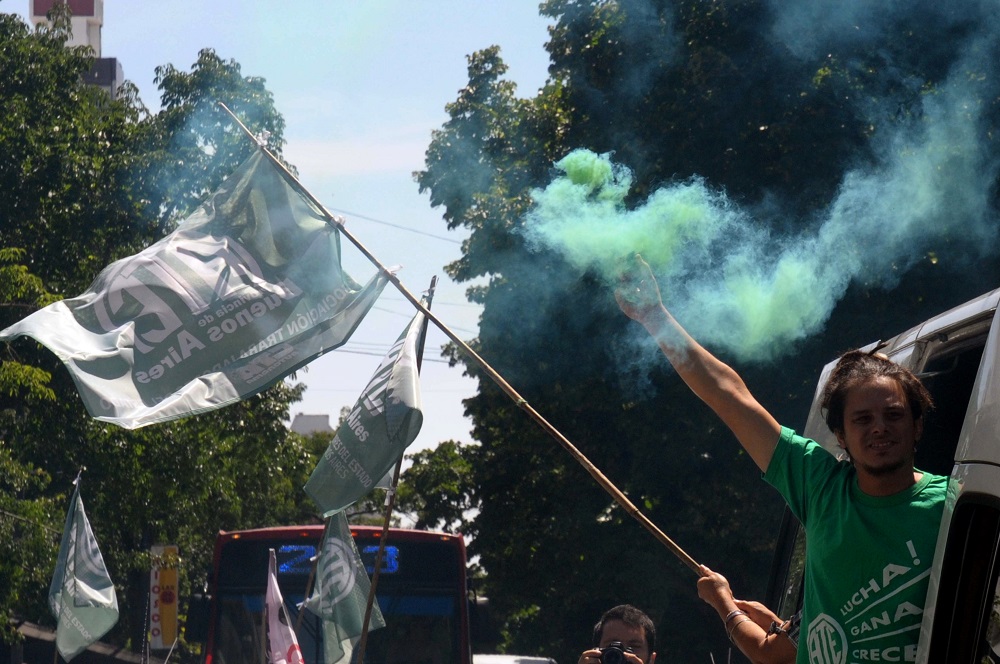 Caravana de estatales bonaerenses contra los despidos de Vidal