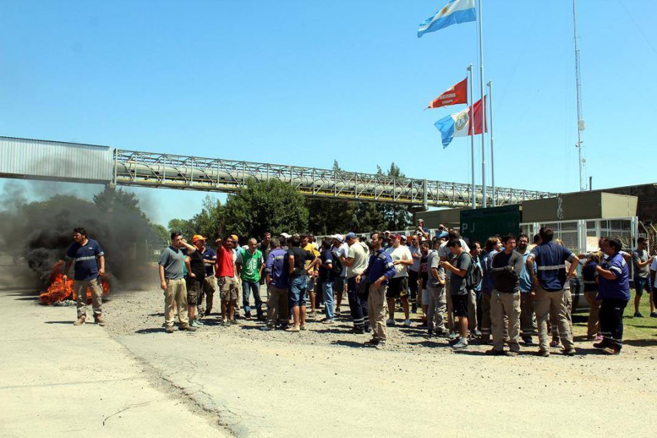 Como no aceptaron retiros voluntarios, Cargill despidió 44 trabajadores de la planta de Punta Alvear