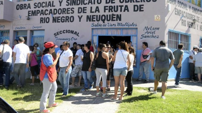 Un conflicto salarial podría paralizar la cosecha en Río Negro