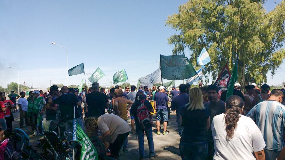 Trabajadores de Fabricaciones Militares cortarán rutas contra los despidos