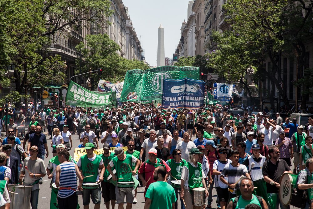 Estatales paran por los despidos en la Provincia y marchan a la Gobernación para visibilizar el rol de Vidal