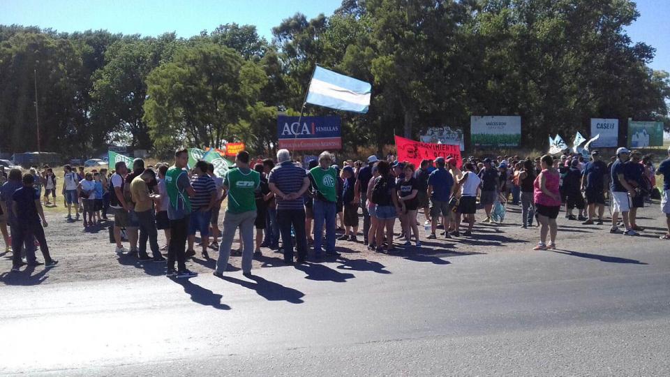 Acampe en Fabricaciones Militares: «Todo el pueblo de Azul está indignado»