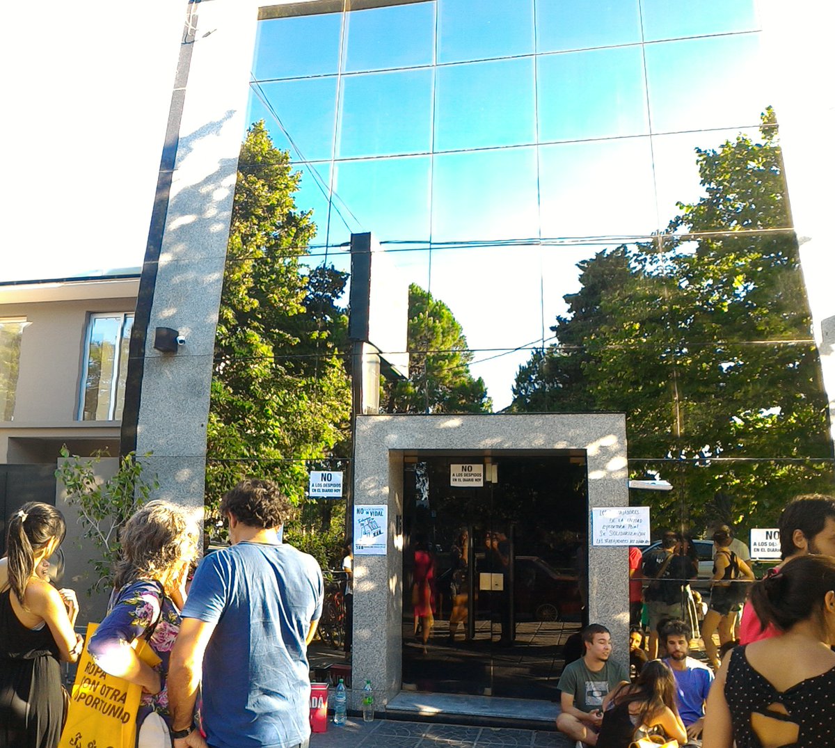 Hoy dejó de salir a la calle y los empleados piden ocuparon la redacción a la espera de respuestas