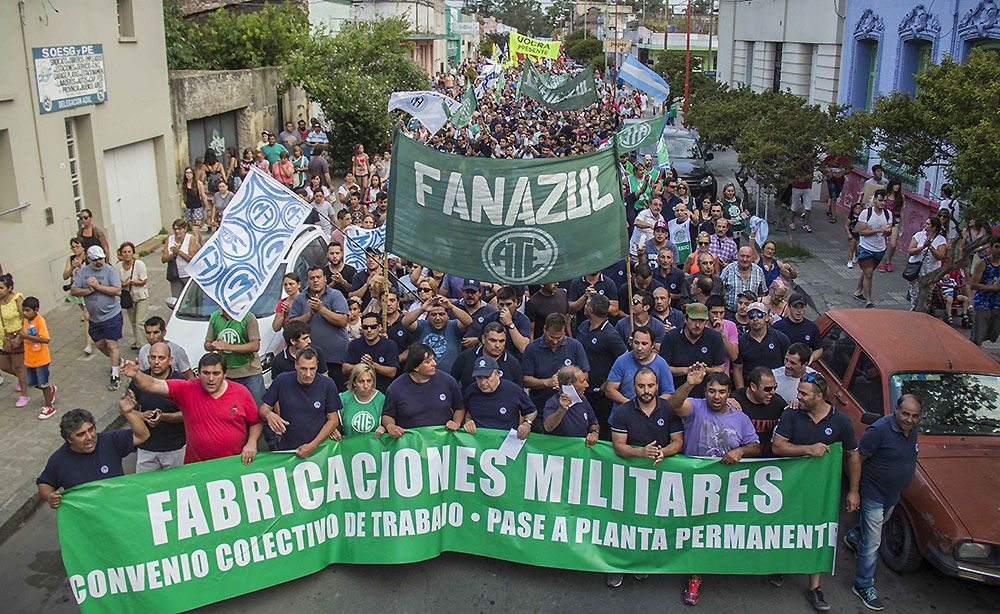 Mientras los operarios acampan, el Gobierno ratifica el cierre de FANAZUL