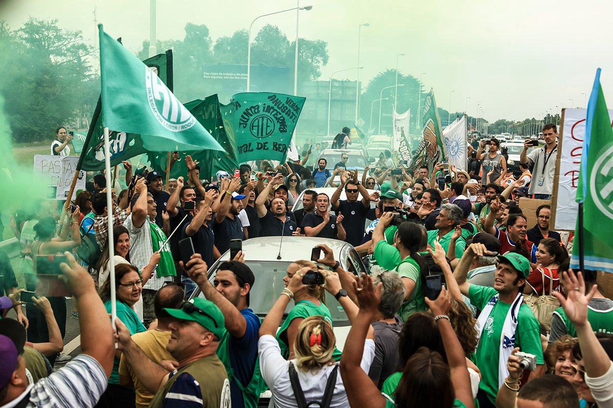 Despedidos de Fanazul mantienen el acampe y vuelven a las rutas