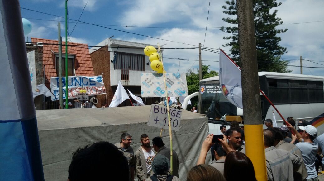 Acampe frente a Trabajo por los despidos en Bunge