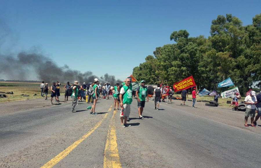 Cortes de ruta por la reincorporación de los despedidos de Fabricaciones Militares