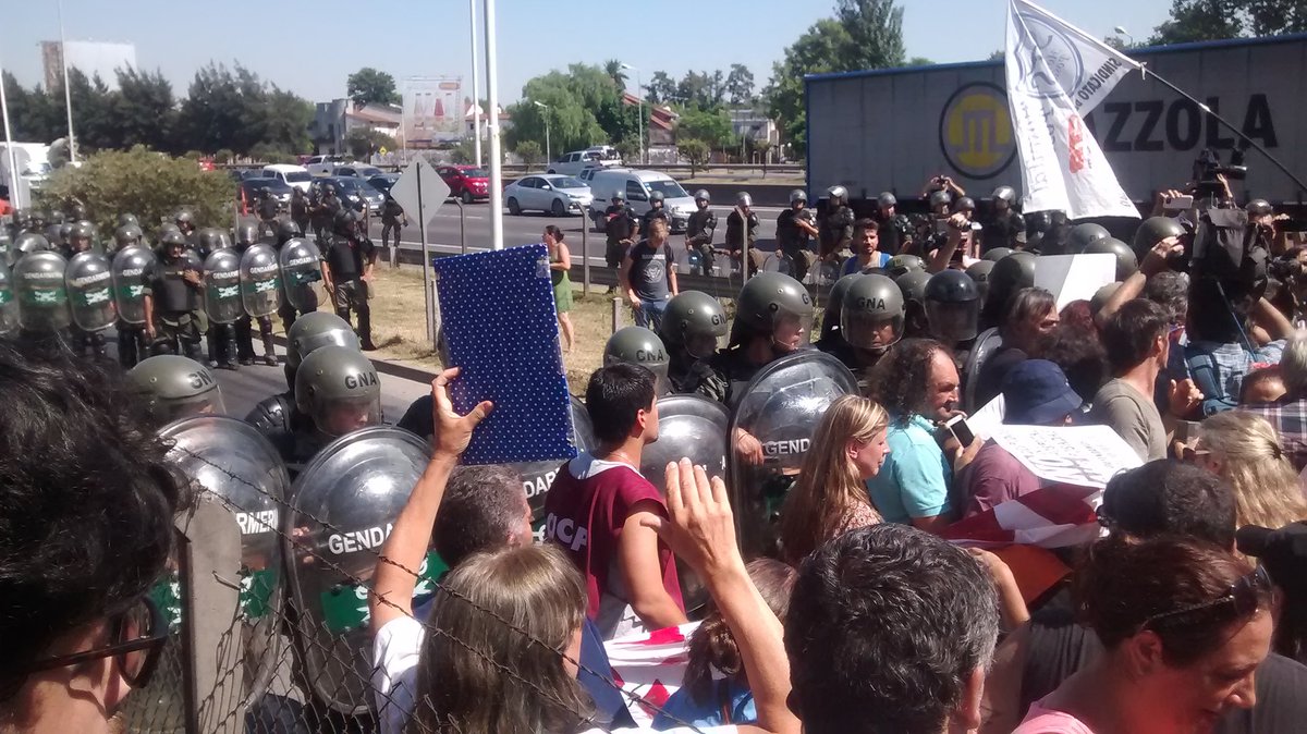 Protesta contra los despidos en el Posadas, en medio de una fuerte custodia de Gendarmería