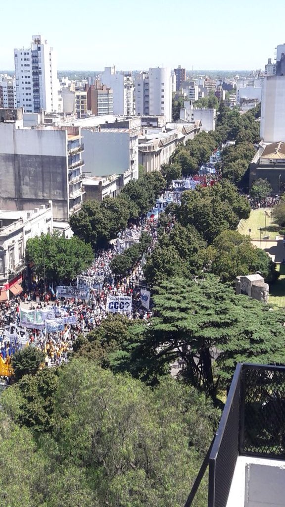 Masivas movilizaciones calentaron la antesala del #21F