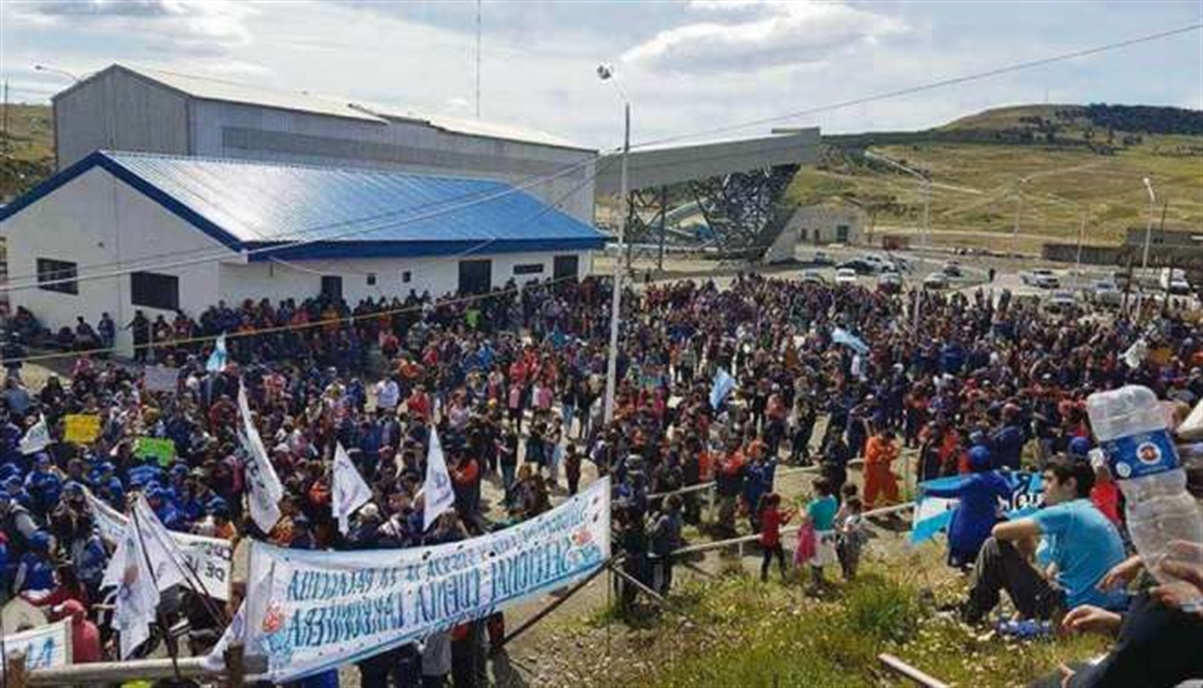 Cuando Aranguren ratificaba las cesantías, la Justicia ordenó que reincorporen a un despedido de Río Turbio