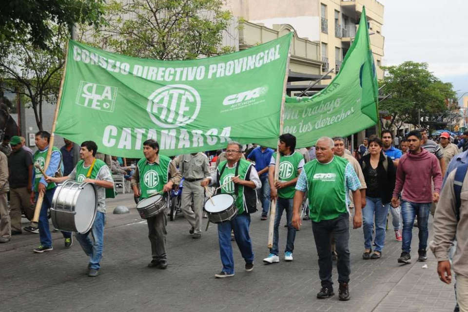 Catamarca paga un bono para descomprimir la negociación con los estatales