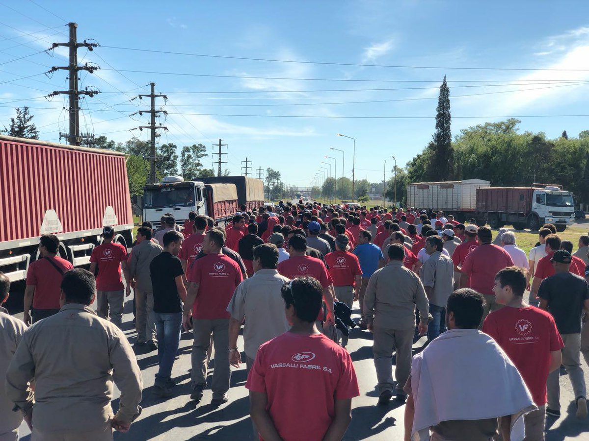 La fábrica de cosechadoras Vassalli plantó a los trabajadores y hay temor por los puestos de trabajo