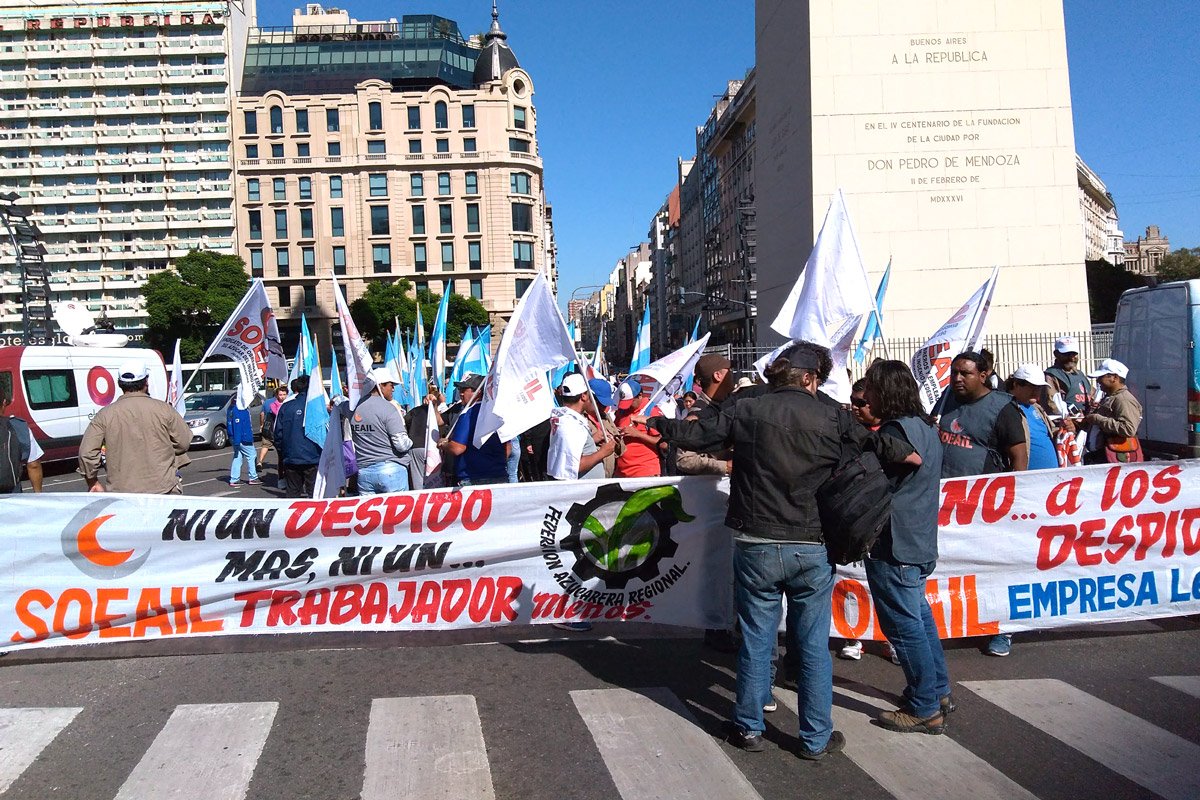 Acampe azucarero en el Obelisco contra el «plan sistemático para despedir y bajar salarios»