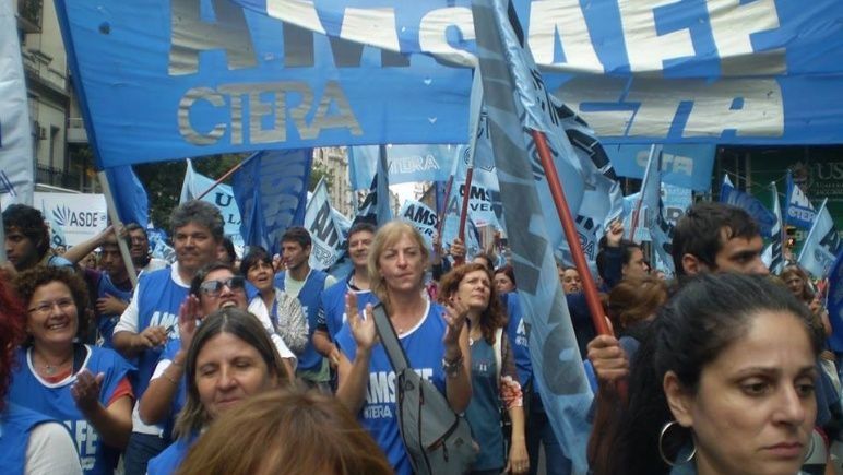 Santa Fe cerrará la paritaria de los docentes y estatales por decreto y descontará los días de paro