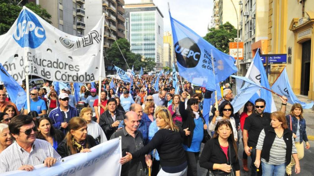 Docentes cordobeses aceptaron 15% con cláusula gatillo