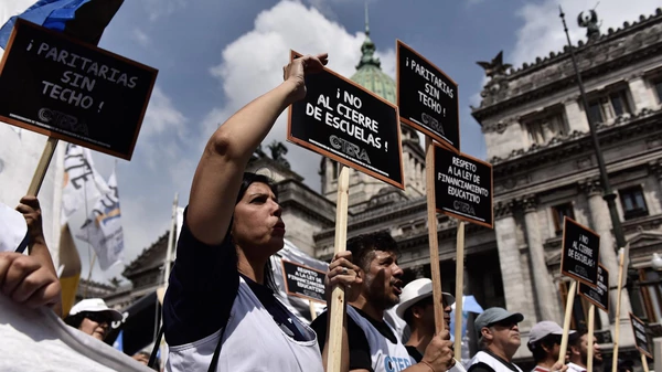 Masiva movilización docente contra el recorte salarial