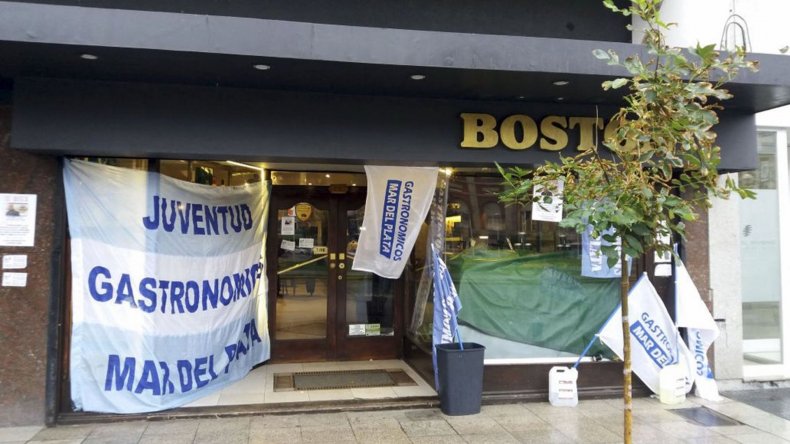 Trabajadores de la Boston protestaron repartiendo medialunas y café gratis