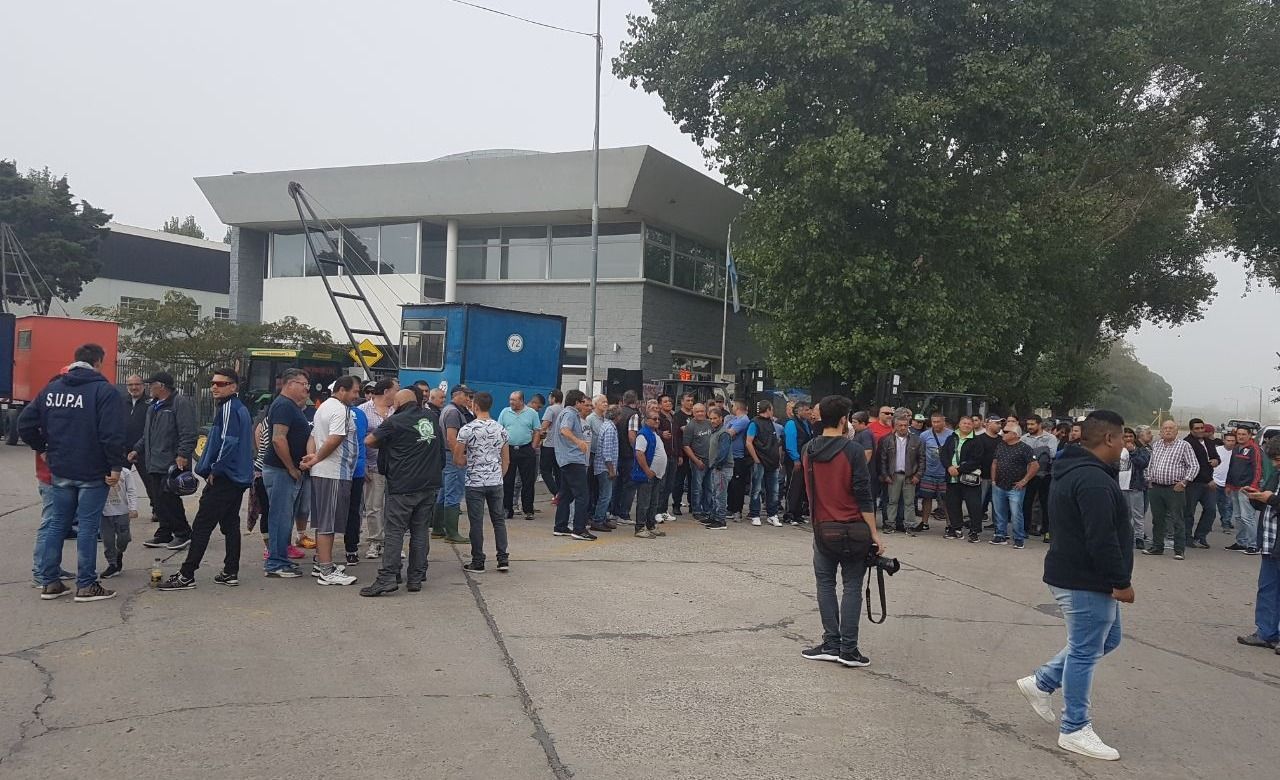 Denuncian el despido de casi 400 estibadores en el puerto marplatense