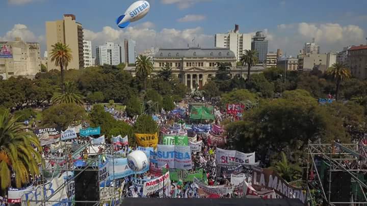 Multitudinaria movilización contra el techo salarial y el ajuste de Vidal