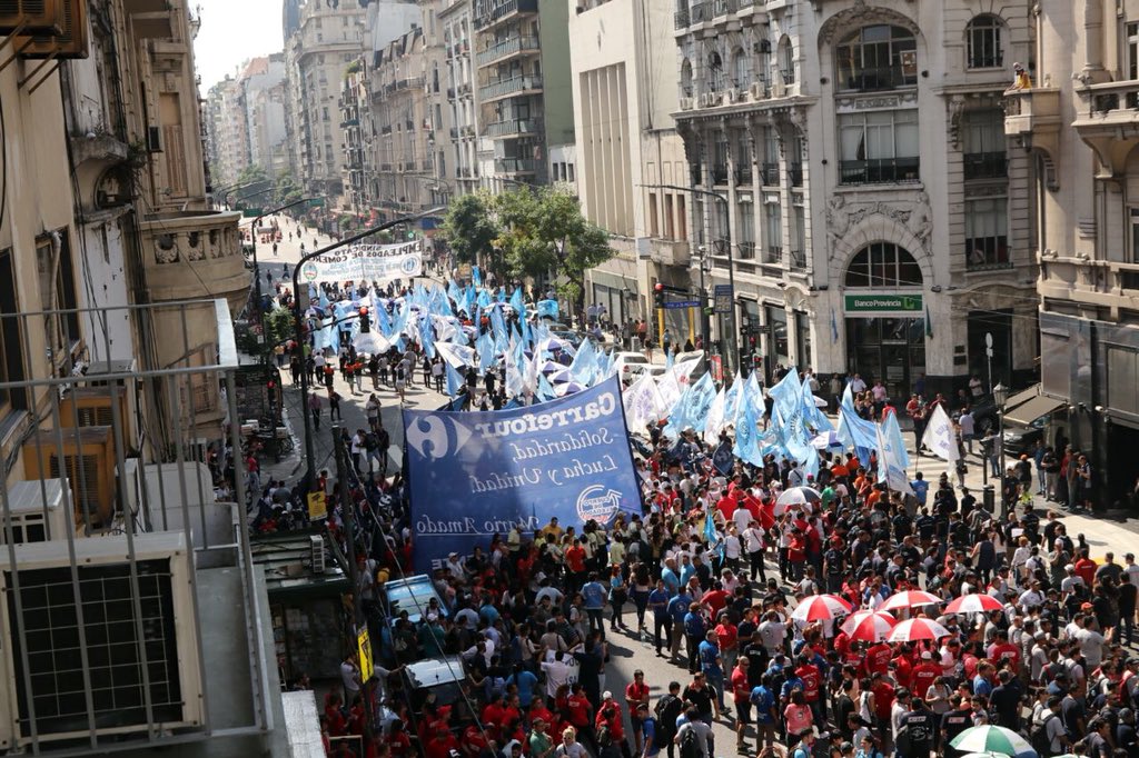 Cavalieri anuncia retiros voluntarios, pero Carrefour pide más y Muerza presiona desde abajo