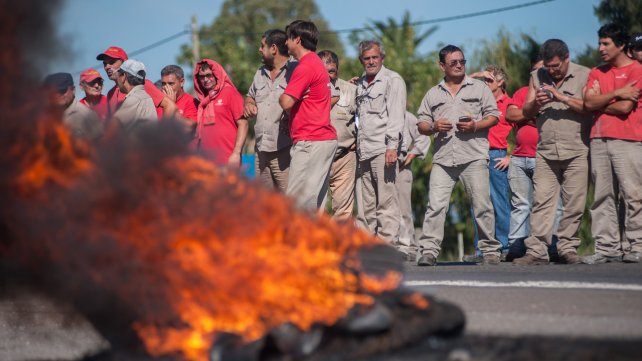 Los 350 operarios siguen tomando Vassalli y hay temor de que Firmat se convierta en un pueblo fantasma