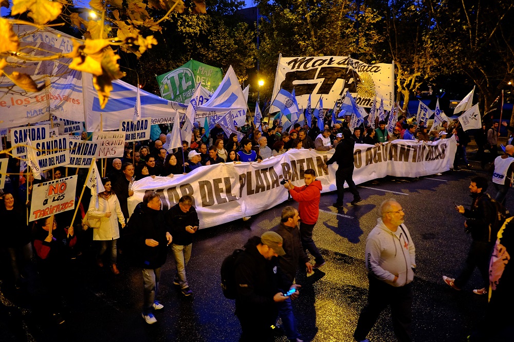 Multitudinaria marcha de trabajadores marplatenses contra el tarifazo