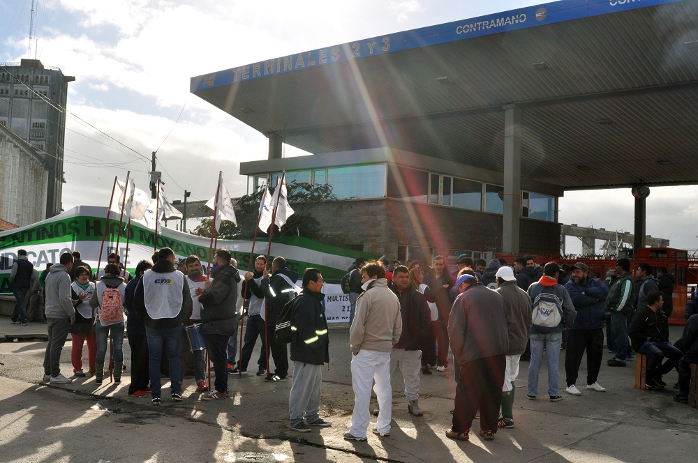 Camioneros bloqueó el puerto marplatense ante el temor de miles de despidos