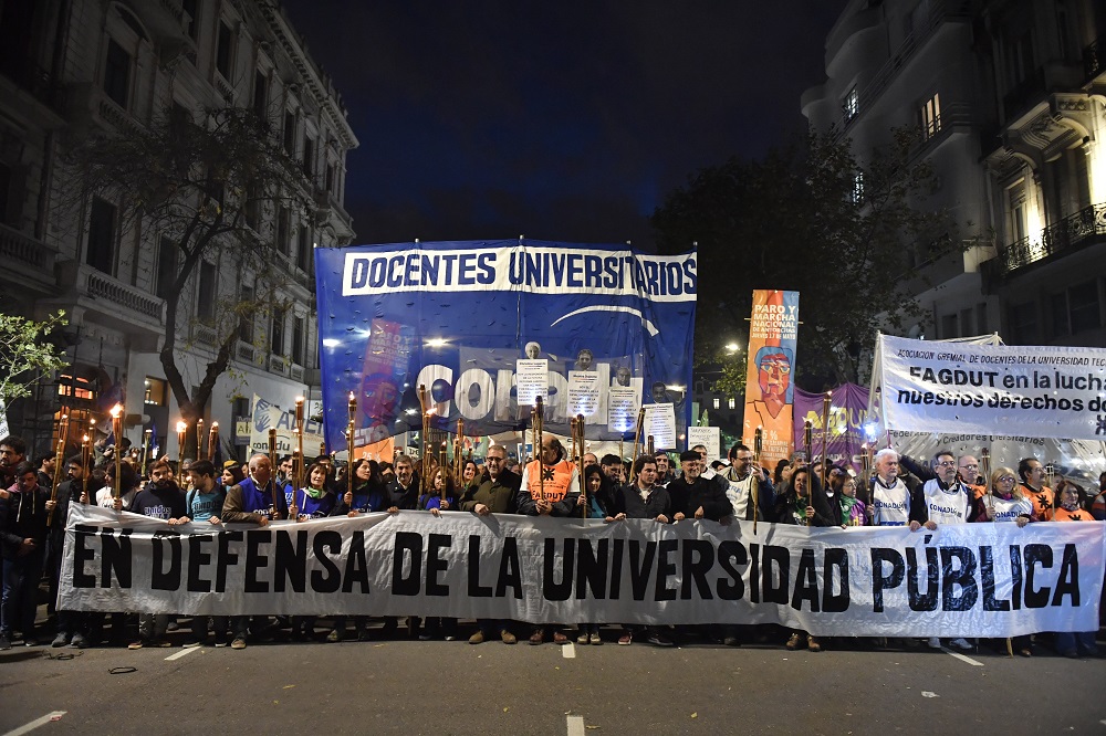 Multitudinaria marcha de antorchas contra el ajuste a las universidad públicas