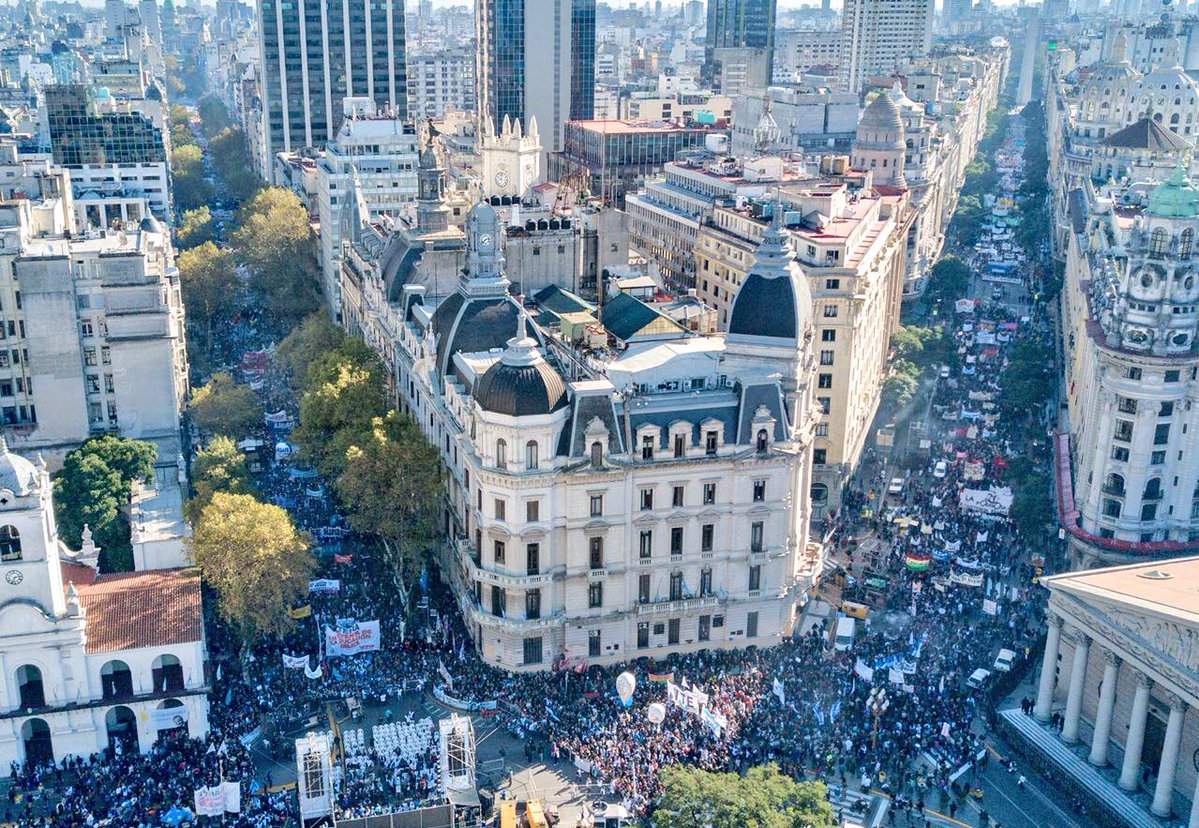 Imponente movilización de docentes y estudiantes de todo el país