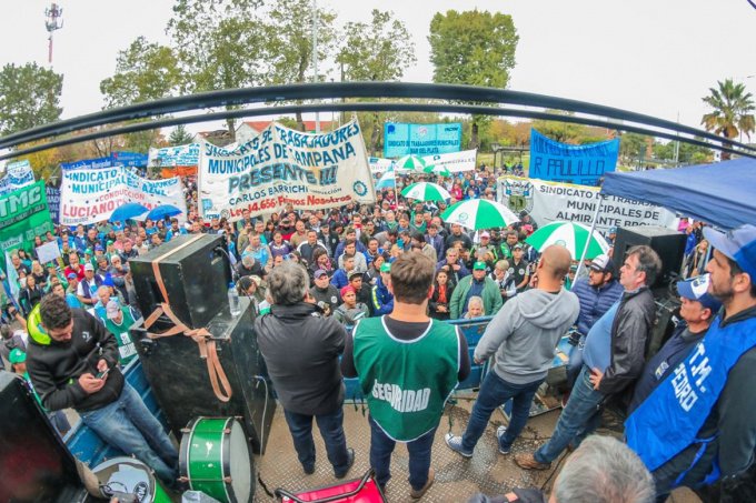 Imponente marcha de los municipales contra Ferraresi