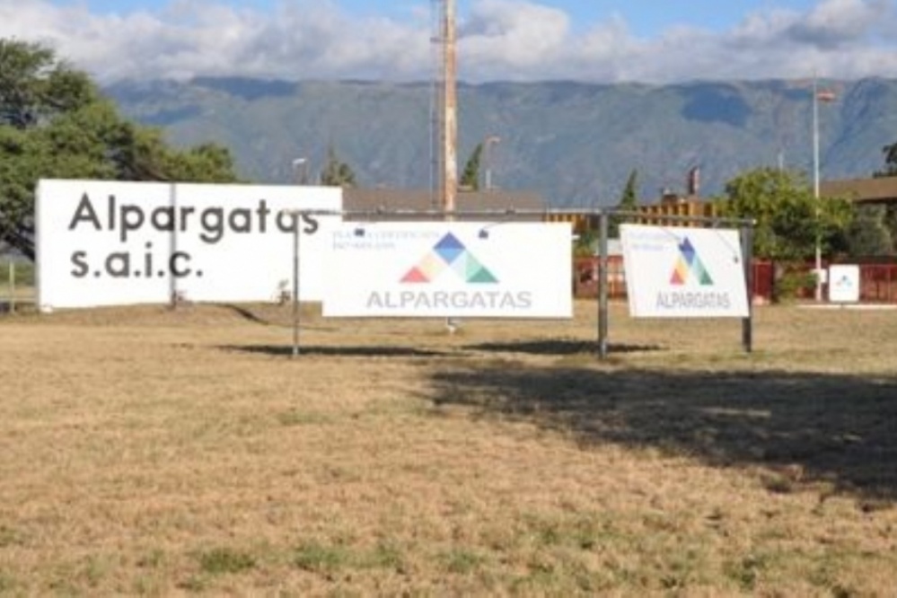 Otros 75 despidos en Alpargatas
