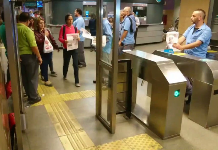 La Justicia avaló que se levanten molinetes en el Subte como método de protesta