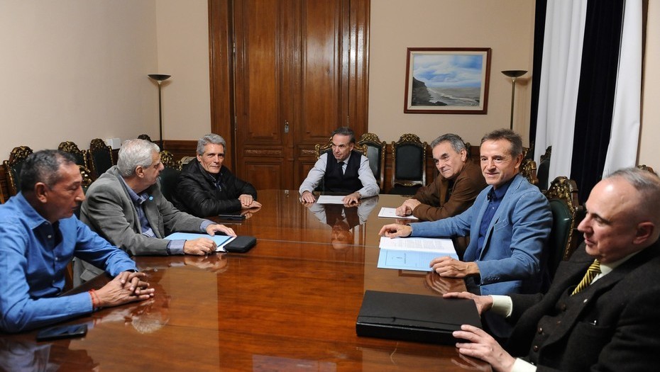 En línea con la CGT, el PJ presentó un proyecto para excluir el medio aguinaldo de ganancias