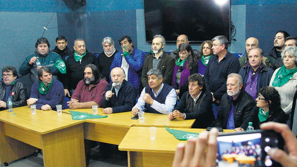 Camioneros, las CTA, docentes, canillitas y peajistas paran hoy contra el ajuste