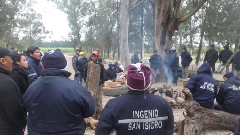 Con una promesa de continuidad laboral, levantan la toma del Ingenio San Isidro