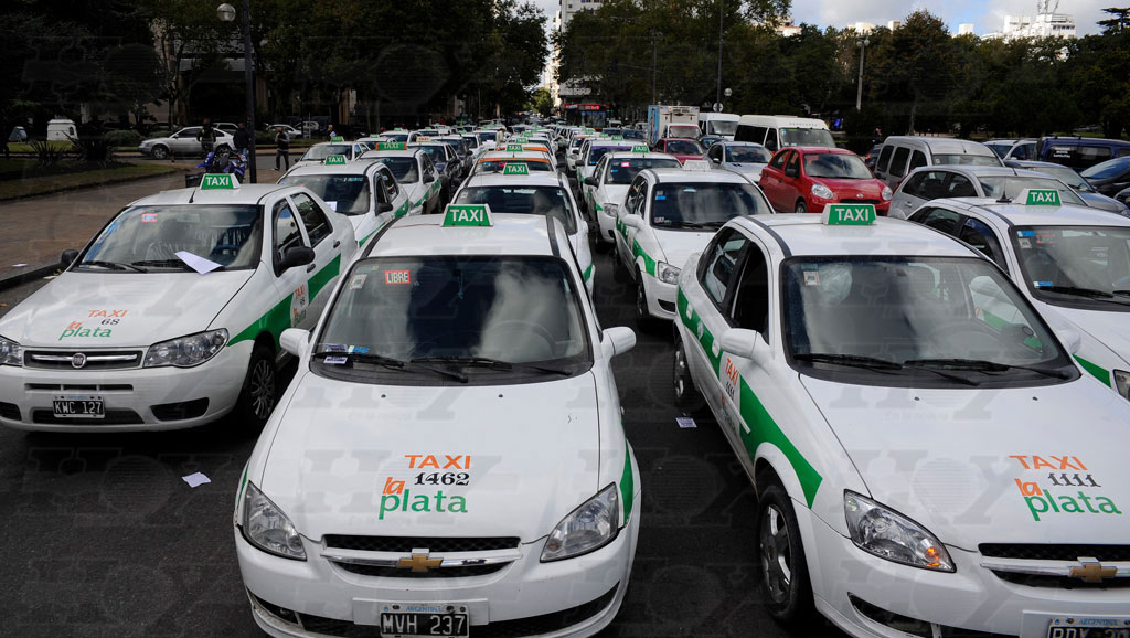 Tacheros platenses pararán ante la posibilidad de la legalización de Uber en la Provincia