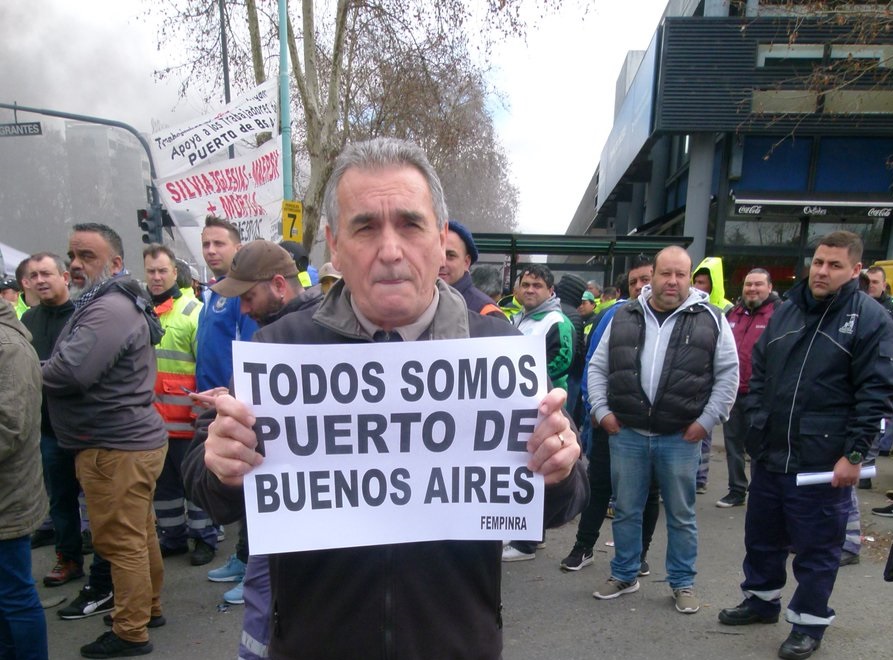 Portuarios acampan contra los despidos masivos en Terminales Río de la Plata