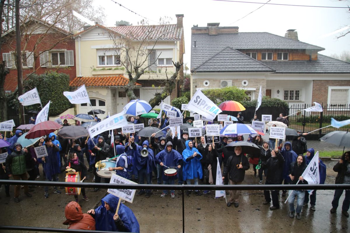 Trabajadores de Telam protestaron en Olivos, mientras Macri justificaba los despidos