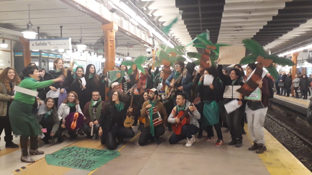 Metrodelegadas y feministas realizan una intervención en los subtes en favor del aborto legal