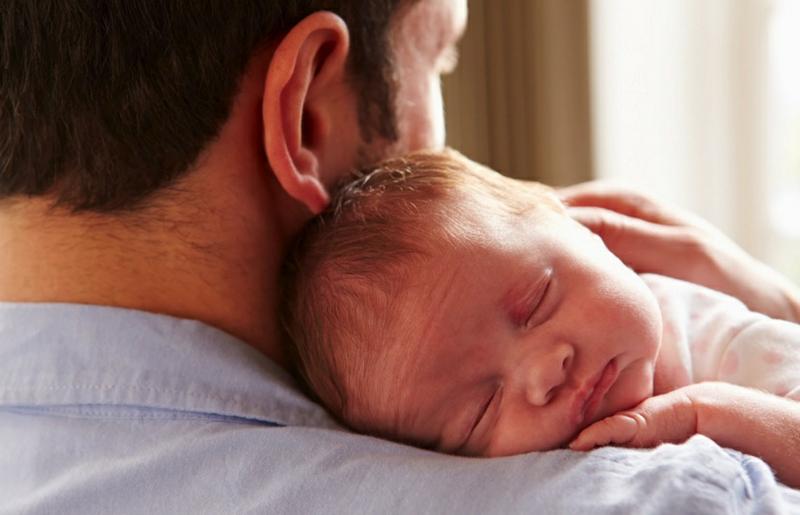 Estatales porteños van por 45 días de licencia por paternidad