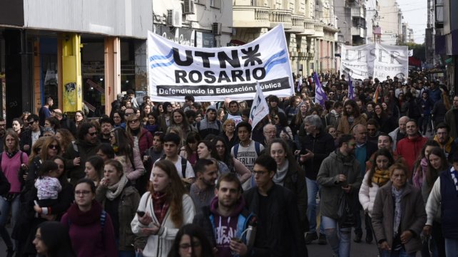 Crece la rebelión universitaria y hoy darán clases públicas frente a la Rosada