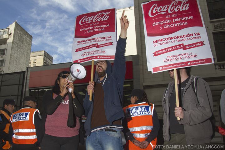 Denuncian despidos y «descarte» de trabajadores en Coca Cola